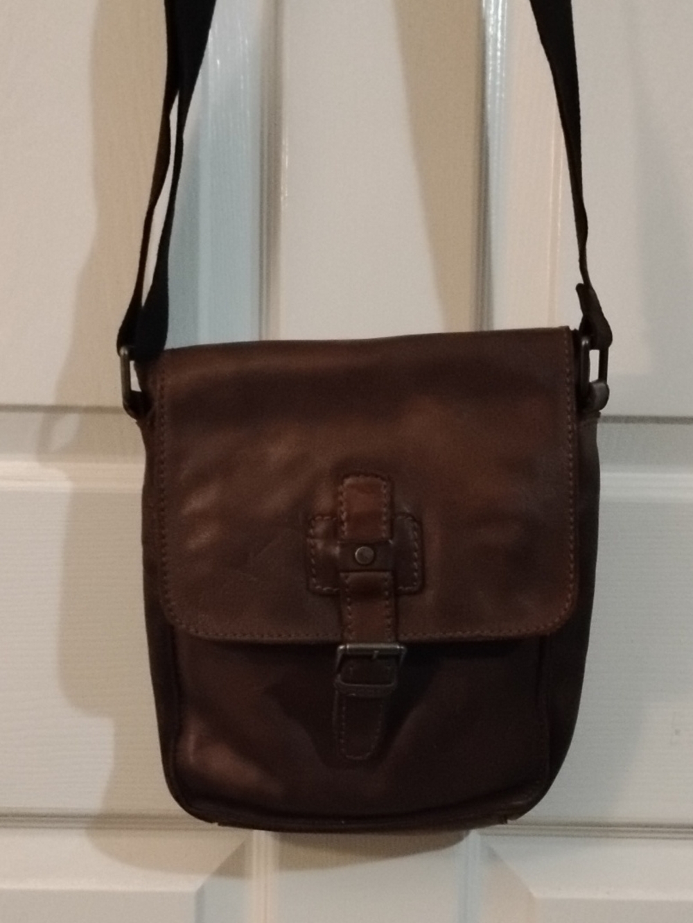 Womens Brown Leather Crossbody Messenger Bag - Classic Carry